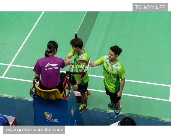 杭州羽毛球队与南京羽毛球队赛后复盘团队协作的成功与不足分析