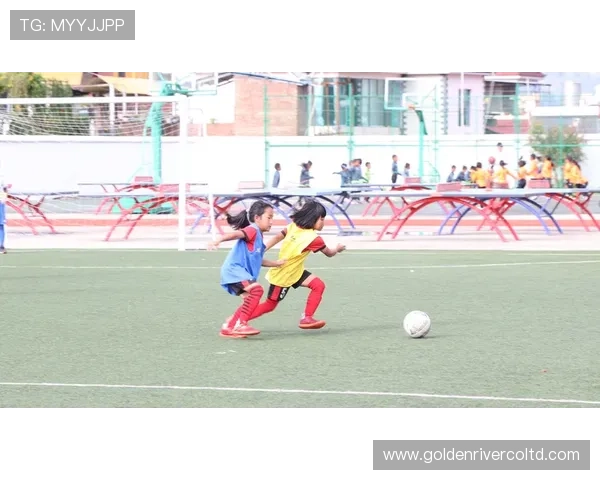 小小球场上的梦想与拼搏很多孩子心中的足球明星之路