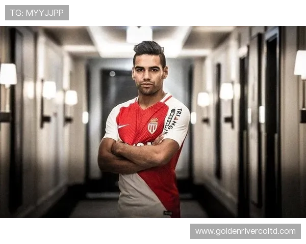 日本足球明星发型男的时尚魅力与个性风格解析 日本足球明星发型男的时尚魅力与个性风格解析